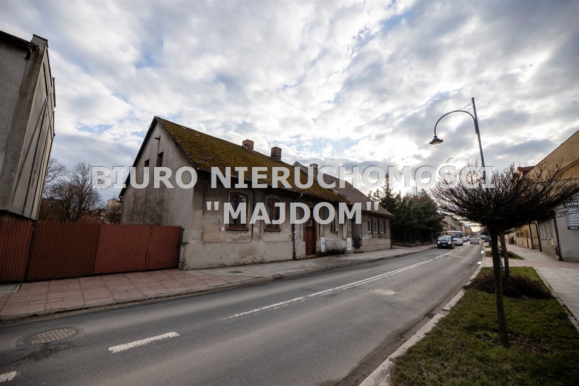 Bezpośrednio przy ulicy krakowskiej