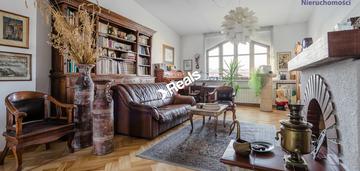 Cichy apartament w kamienicy, śródmieście
