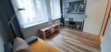Pl. Bema/Kilińskiego- zadbane, plomba rozkład.
